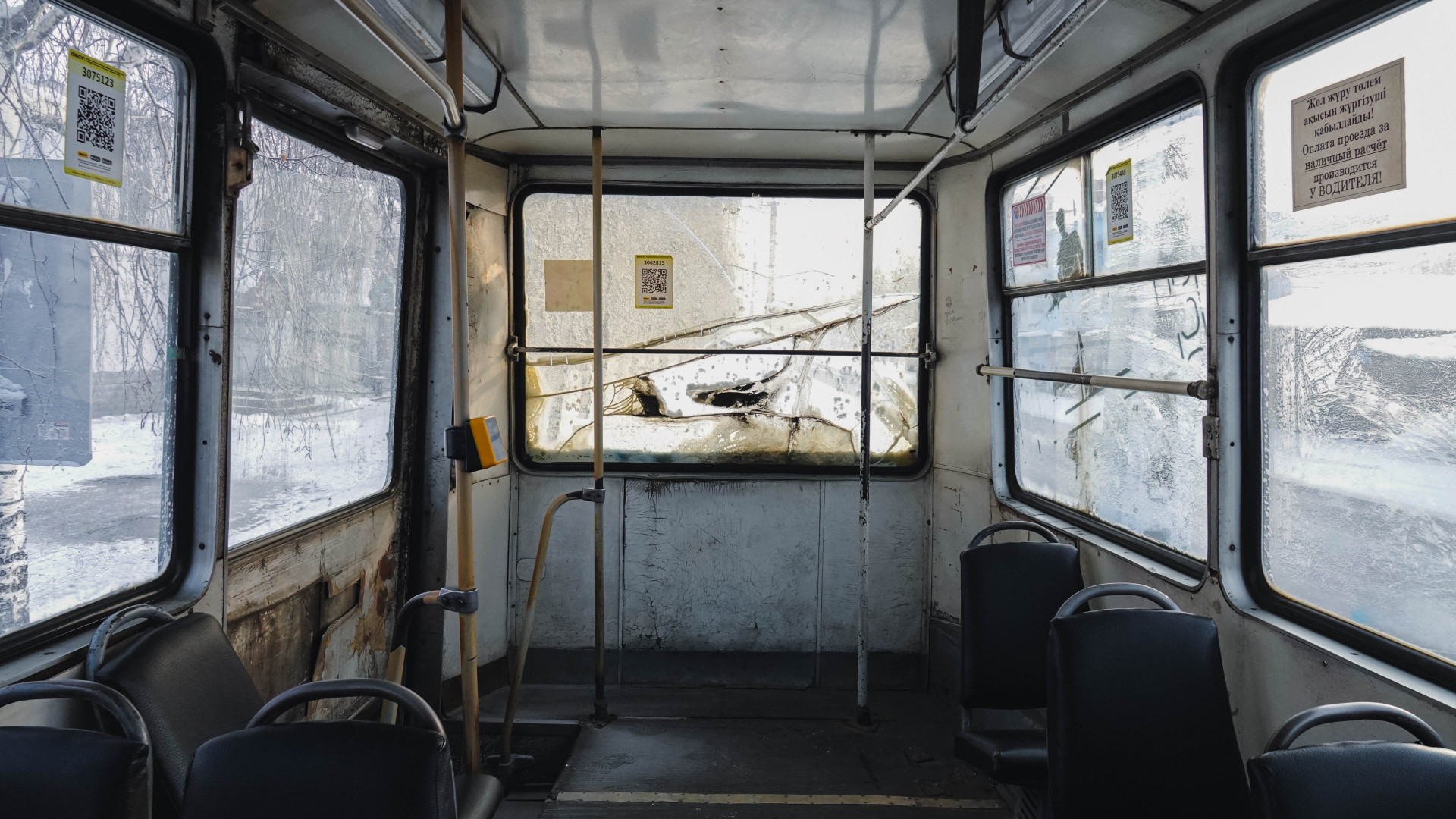 В трамвае №3 разбито заднее окно, оно перемотано скотчем, Усть-Каменогорск