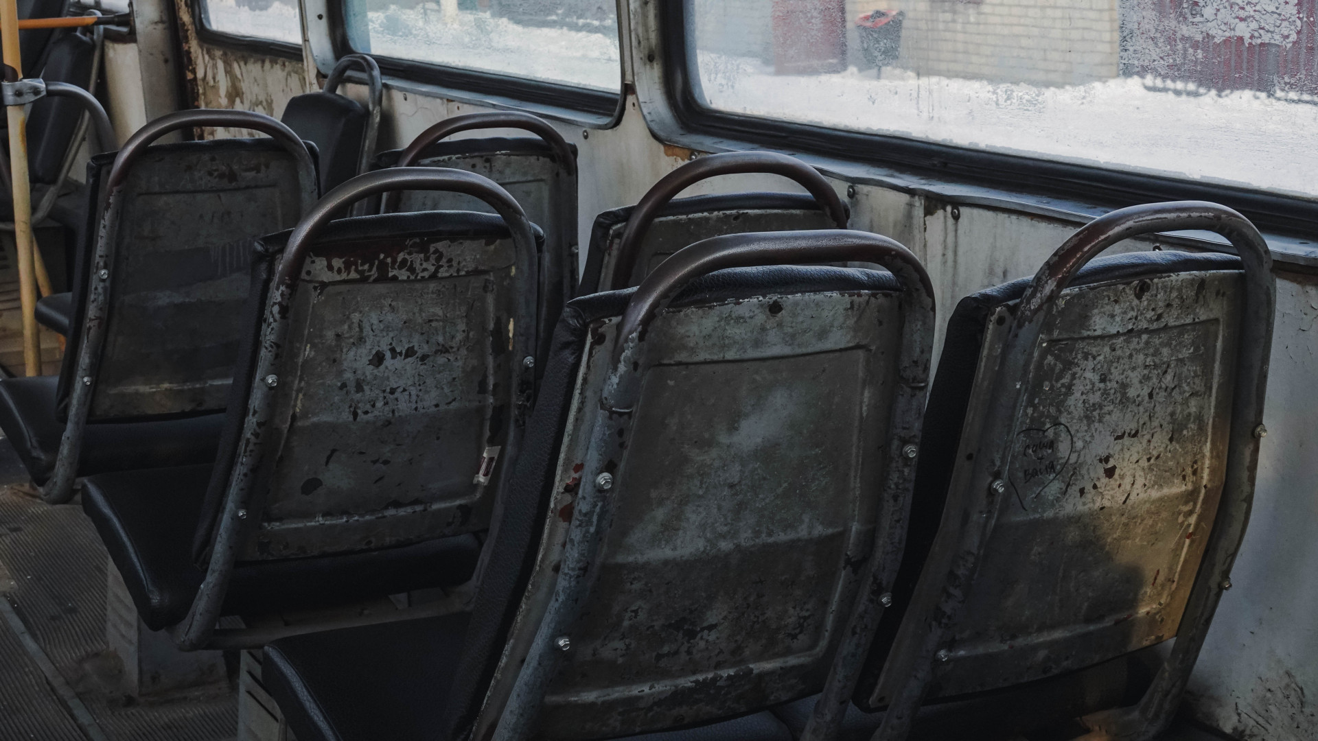 Облезлые сидения в трамвае №3, Усть-Каменогорск