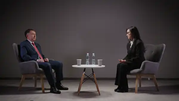 Ерлан Сарсембаев и журналист Tengrinews.kz Рабига Дюсенгулова во время записи интервью. Фото: © Tengrinews.kz