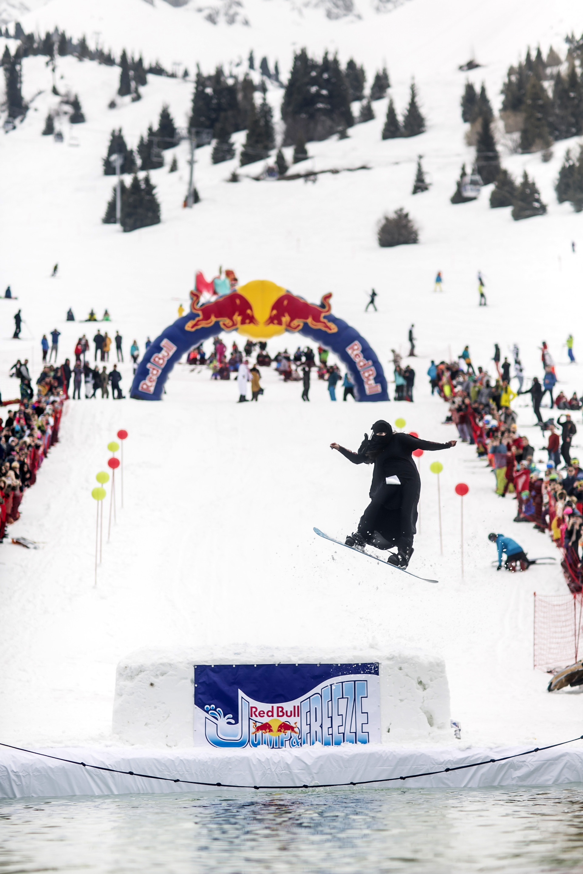 Зимнее шоу Red Bull Jump & Freeze 2026 в Алматы