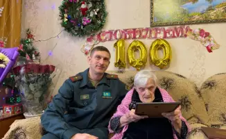 Визит военнослужащих к ветерану войны подчеркивает важность сохранения исторической памяти и уважения к подвигам старшего поколения