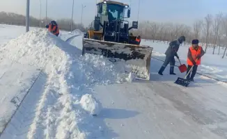 Снег убирают в Астане: 1 083 единицы техники