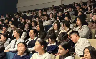 В Астане боксер Василий Левит вдохновил школьников на встрече о спорте и образовании