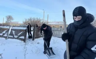 Волонтёры Костанайской области помогают пожилым людям в зимний период
