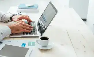 Избыток вакансий на Enbek.kz в 2025 году превышает 100 тыс.