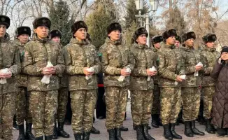 Церемония возложения цветов к памятнику Динмухамеда Кунаева 114 лет со дня рождения