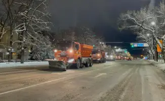 Уборка улиц Алматы продолжается: коммунальные службы работают круглосуточно после снегопада