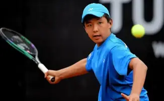 Казахстанский юниор Зангар Нурланулы достиг четвертьфинала турнира ITF J300 в Траралгоне, победив игрока из США