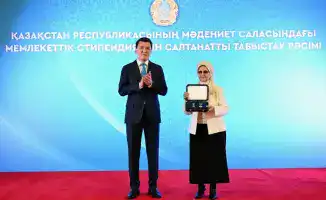 Государственный советник Ерлан Карин вручил родственникам Бауыржана Момышулы Золотую звезду и орден «Отан»