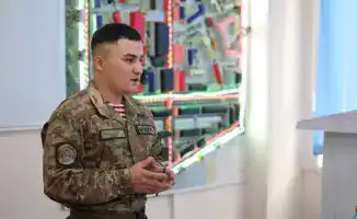 Солдат из Национальной гвардии владеет семью языками