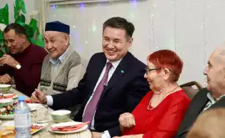 Аким ВКО Нурымбет Сактаганов организовал новогодний вечер для одиноких пожилых людей в Центре социальных услуг