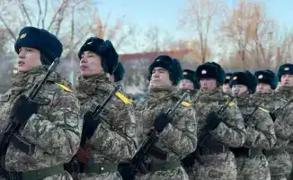 Старший лейтенант Кудияр Сапарбек принял Военную присягу у младшего брата в Атырау