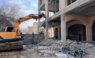 В Алматы начался снос незаконного четырехэтажного здания: местные власти принимают меры по соблюдению градостроительных норм