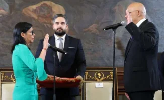 Делси Родригес: Присяга в качестве исполняющей обязанности президента Венесуэлы