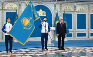 Президент вручает флаг — символ надежды и силы казахстанских олимпийцев на зимних играх