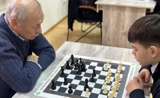 В Астане прошел шахматный турнир для пенсионеров и школьников, укрепляющий связи между поколениями