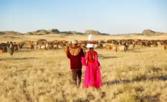 В Казахстане продолжается традиция давать девочкам имена с пожеланием рождения сына. Наиболее распространённые имена, содержащие корень 'Ұл', включают 'Ұлболсын' и 'Ұлдана'. По последним данным, имена 'Ұлболсын' и 'Ұлдана' носят несколько сотен казахстано