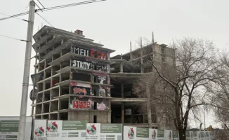 В Алматы сносят долгострой: исчезли граффити и надпись 'Mellstroy'