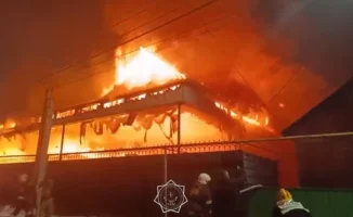 Пожар в микрорайоне Акбулак: загорелись кровля двухэтажного дома и макулатура под навесом