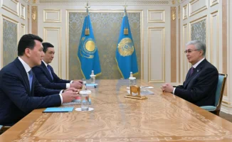 Токаев провёл рабочее совещание по парламентской реформе с Ерланом Карином и помощником Президента по правовым вопросам
