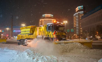 Снегопад в Алматы: горожане сталкиваются с "возмутительной кашей" на дорогах