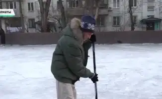 Житель Алматы больше 40 лет заливает каток во дворе многоэтажки