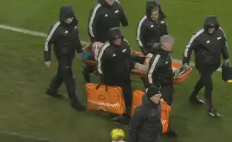 Конор Брэдли из 'Ливерпуля' унесен на носилках после столкновения с Габриелем Мартинелли из 'Арсенала'