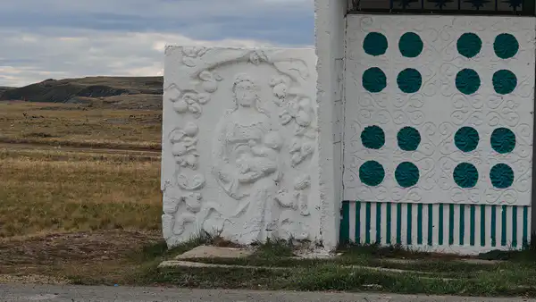 Остановка с барельефом "Женщина и младенец" в районе села Ишимка, Акмолинская область. Фото: ©️ Иван Сухоруков