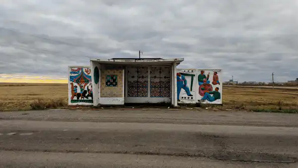 Остановка с барельефом в районе села Жаксы, Акмолинская область