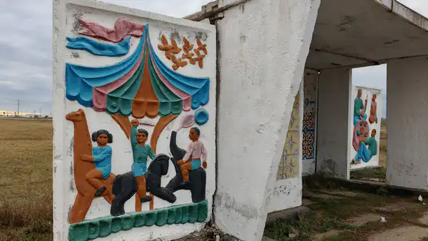 Барельеф "Дети на карусели", остановка в районе села&nbsp;Жаксы, Акмолинская область