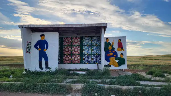 Остановка с советскими барельефами в районе села Тассуат, Акмолинская область