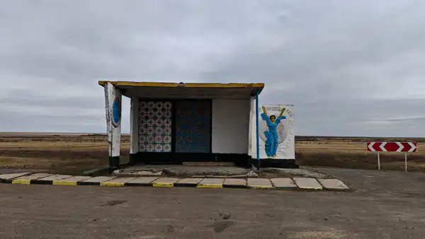 Остановка с советским барельефом в районе села Восточное, Костанайская область. Фото: ©️ Иван Сухоруков
