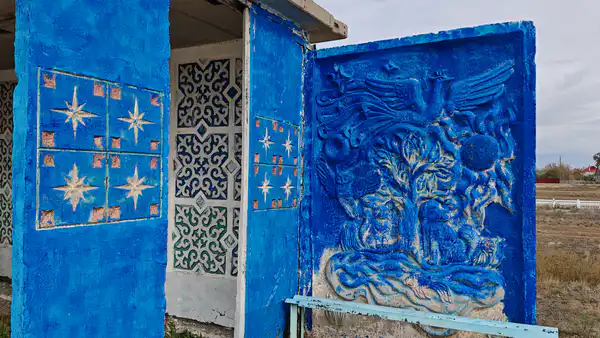 Закрашенный синей краской сказочный барельеф на остановке в районе села Валиханова, Акмолинская область. Фото: ©️ Иван Сухоруков