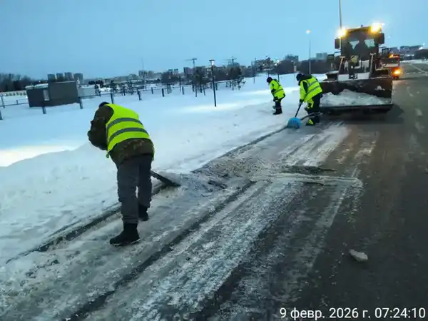 Около двух тысяч дорожных рабочих задействовано в снегоуборке в Астане (9)