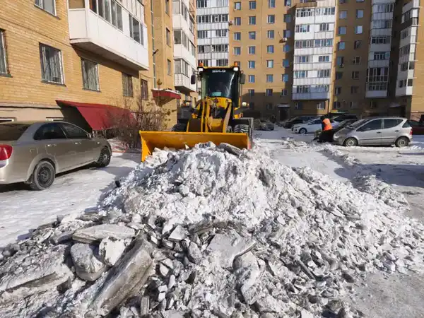 Более 3 100 дорожных рабочих задействовано в снегоуборочных работах в Астане (7)