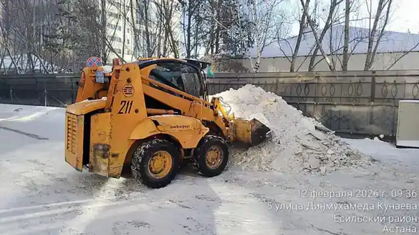 Около двух тысяч единиц спецтехники задействованы в снегоуборочных работах в Астане (9)
