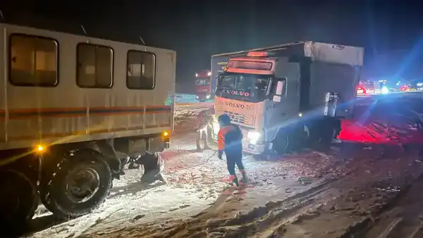 Спасатели МЧС Казахстана за прошедшие выходные из снежных заносов спасли и эвакуировали 126 человек (2)