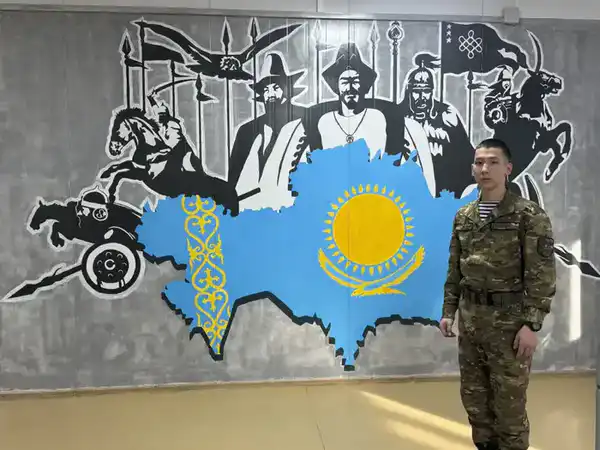 Служба в строю и искусство: матрос морской пехоты создает картины о героях истории Казахстана (7)