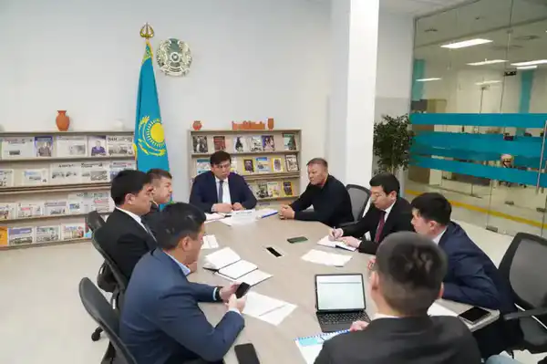 ПЕРВЫЙ ЗАМЕСТИТЕЛЬ АКИМА ТУРКЕСТАНСКОЙ ОБЛАСТИ ВЫСЛУШАЛ ОБРАЩЕНИЯ ЖИТЕЛЕЙ (2)