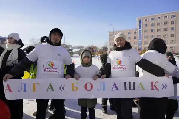 «Зимние веселые старты»: в Астане прошла семейная эстафета «Папа, мама и я» (4)