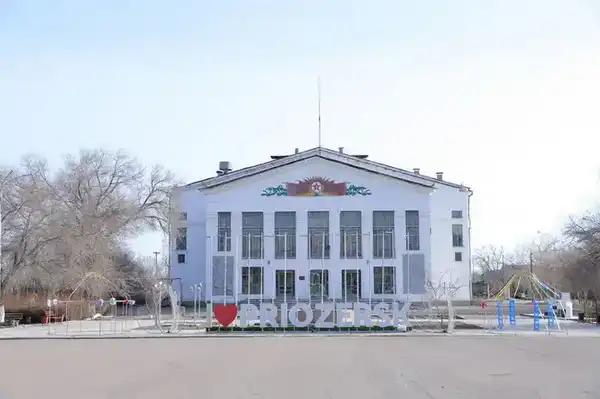 Приозёрск готовится к юбилею: в городе благоустраивают общественные пространства (5)