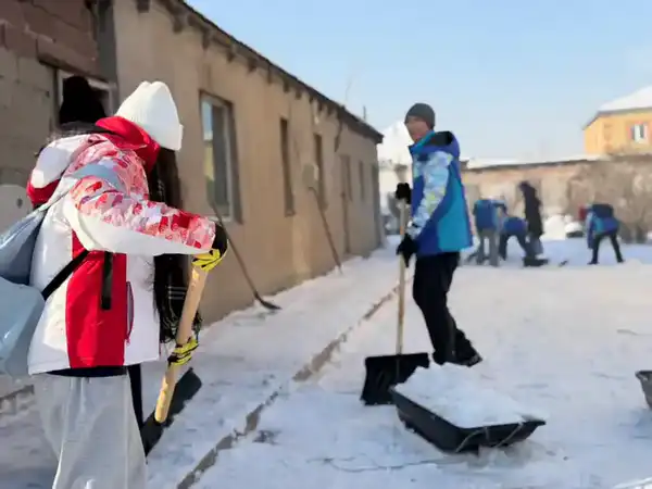 В рамках экоакции «Таза Қазақстан» волонтёры очистили дворы пожилых жителей столицы от снега (2)