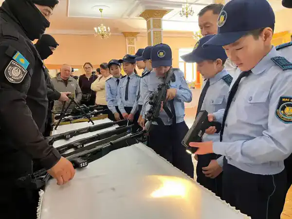 В городе Алтай прошла необычная встреча школьников и студентов с работниками полиции (5)