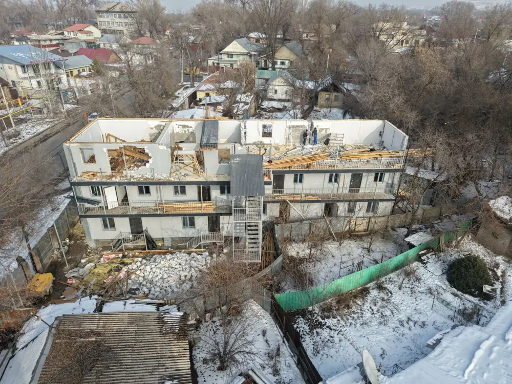 В Алматы этаж жилого дома снесли по решению суда (2)