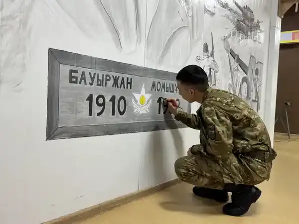 Служба в строю и искусство: матрос морской пехоты создает картины о героях истории Казахстана (2)