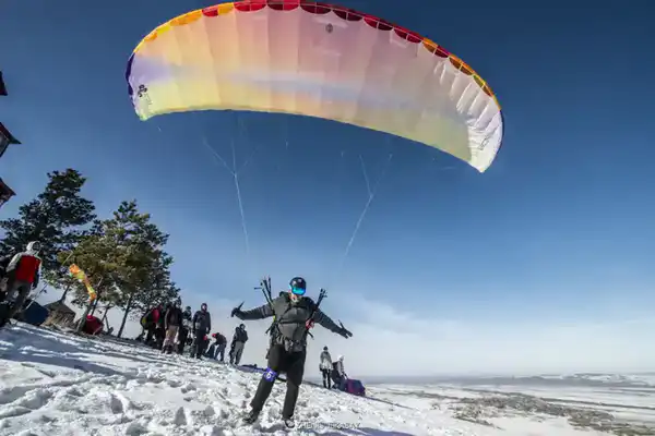 Зимнее небо Жетісу собрало парапланеристов из 6 стран (9)
