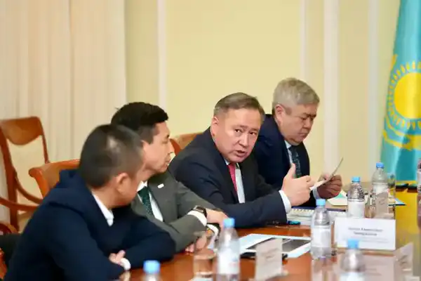 Министр энергетики обсудил с экспертами стратегию развития ТЭК и реформу топливного рынка (7)