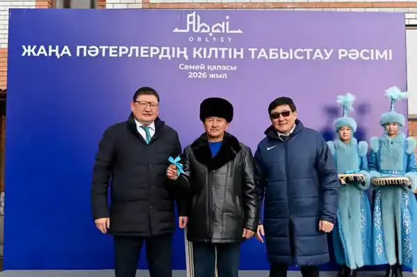 В Семее около 30 семьям вручили ключи от квартир (10)