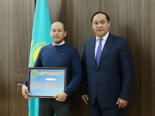 Ербол Карашукеев наградил жителя Тараза, спасшего 13-летнюю девочку (3)