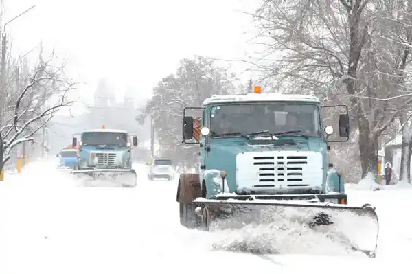 Ербол Карашукеев проинспектировал ход работ по очистке улиц Тараза от снега (7)